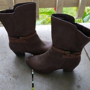 Bare Traps Rossy boot sz 8M